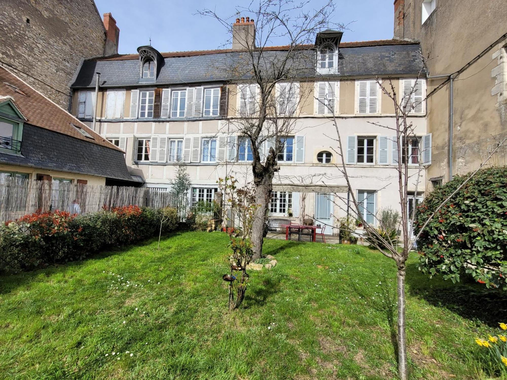La Cour Du Chateau La Charite-sur-Loire Exterior photo
