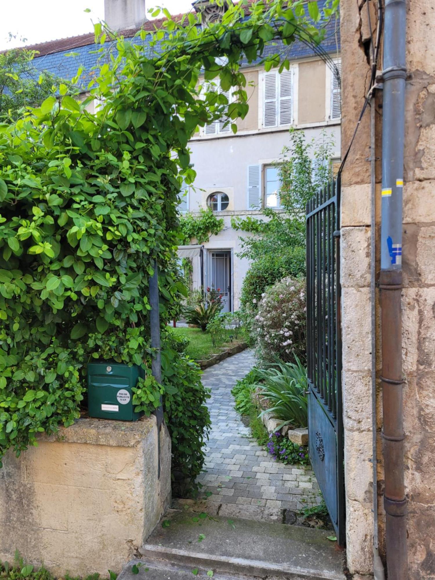 La Cour Du Chateau La Charite-sur-Loire Exterior photo